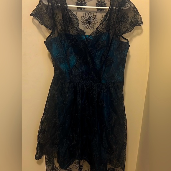 Voodoo vixen flared lace dress with teal lining - Picture 2 of 6